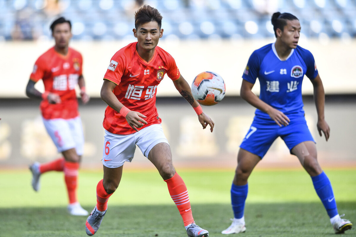 怎样解决前锋带球很少打门,足球队员不给力怎么办