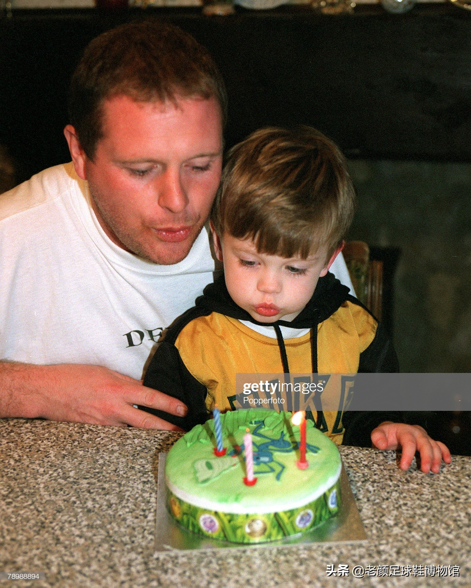 破产酒鬼的球鞋拍卖值6万，加图索的恩人名字成为香港路名