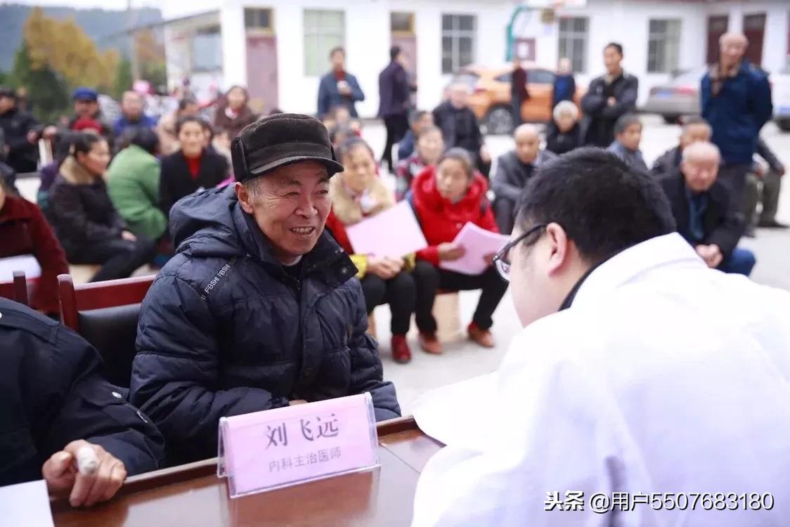 市中医院扶贫送健康义诊暖人心,市卫健委健康扶贫义诊送药
