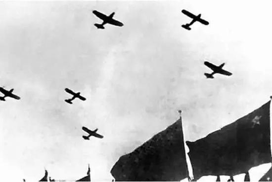 车牌号小细节泪目，穿越70年，来看开国大典背后的故事