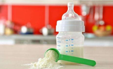 为什么奶粉勺下面要留两个小孔,为什么奶粉的勺子底部有个孔