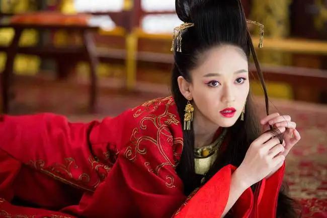 她很美，可惜被糟蹋了