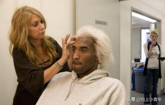 nba球星扮演老人去打球全集,球星假装老人踢足球