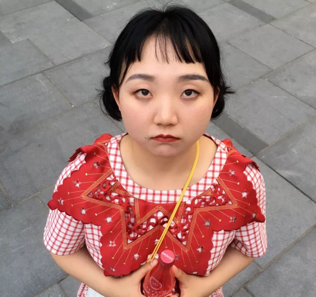 圆脸2022年减龄气质卷发发型中分,大气脸型适合中分发型