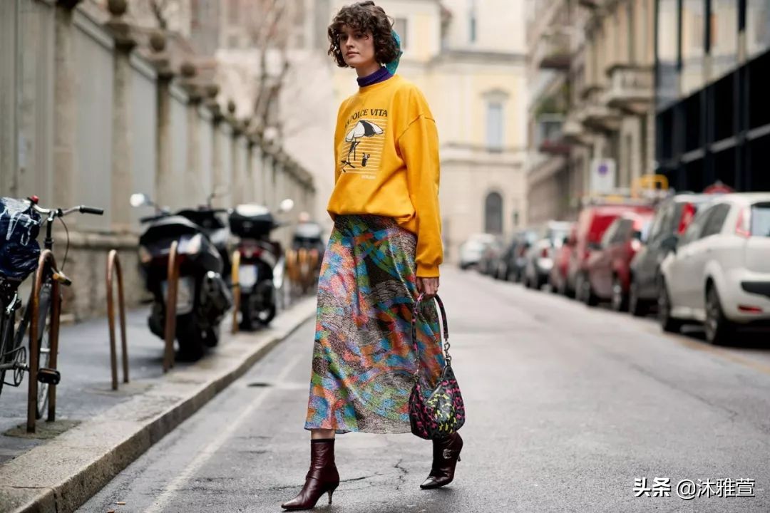 卫衣的n种穿法你学会了吗,卫衣的4个搭配方法太时髦了