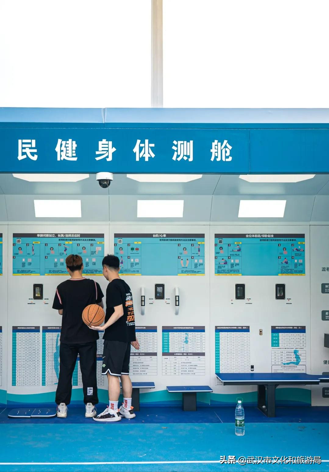 骑车给手机充电,武汉街头给手机充电路灯