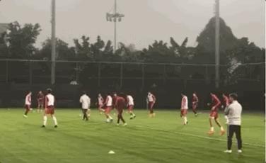 国足训练手递手传球是在干什么,国足手递手传球