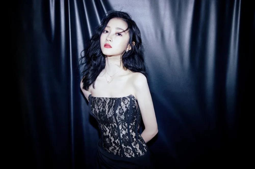 莫非仙女下凡?关晓彤暗黑古堡大片惹人心动