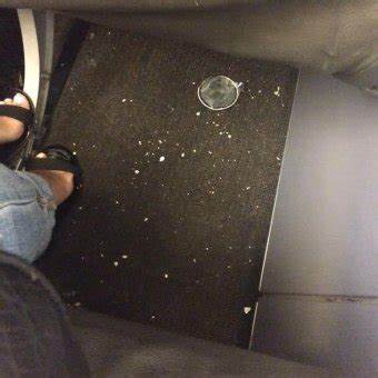 外国男子醉酒晕车呕吐,美国一男子在乘客上车前吐了口痰