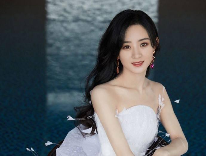 圆脸型与发型搭配女生,圆脸女生怎么通过发型来提升颜值