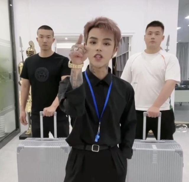 殷世航的财富密码！装疯卖傻五小时收入4500万，小丑竟是我自己