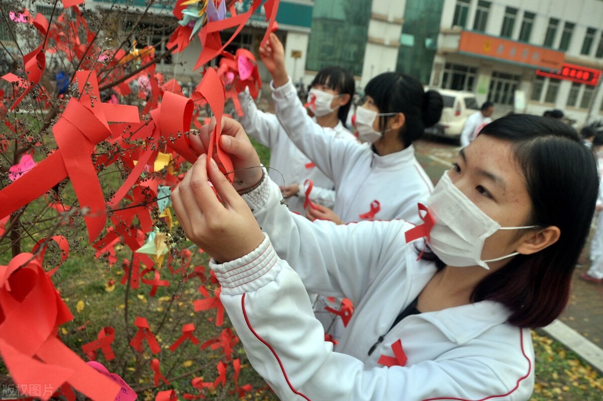 无意中得知大学室友检测出了HIV他却瞒着我们，有点儿害怕该咋办