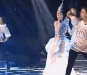 萨顶顶的“假唱转话筒事件”,萨顶顶假唱转话筒事件视频