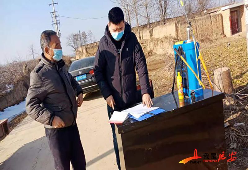 与群众同坐一条板凳唠家常,与人民同坐一根板凳