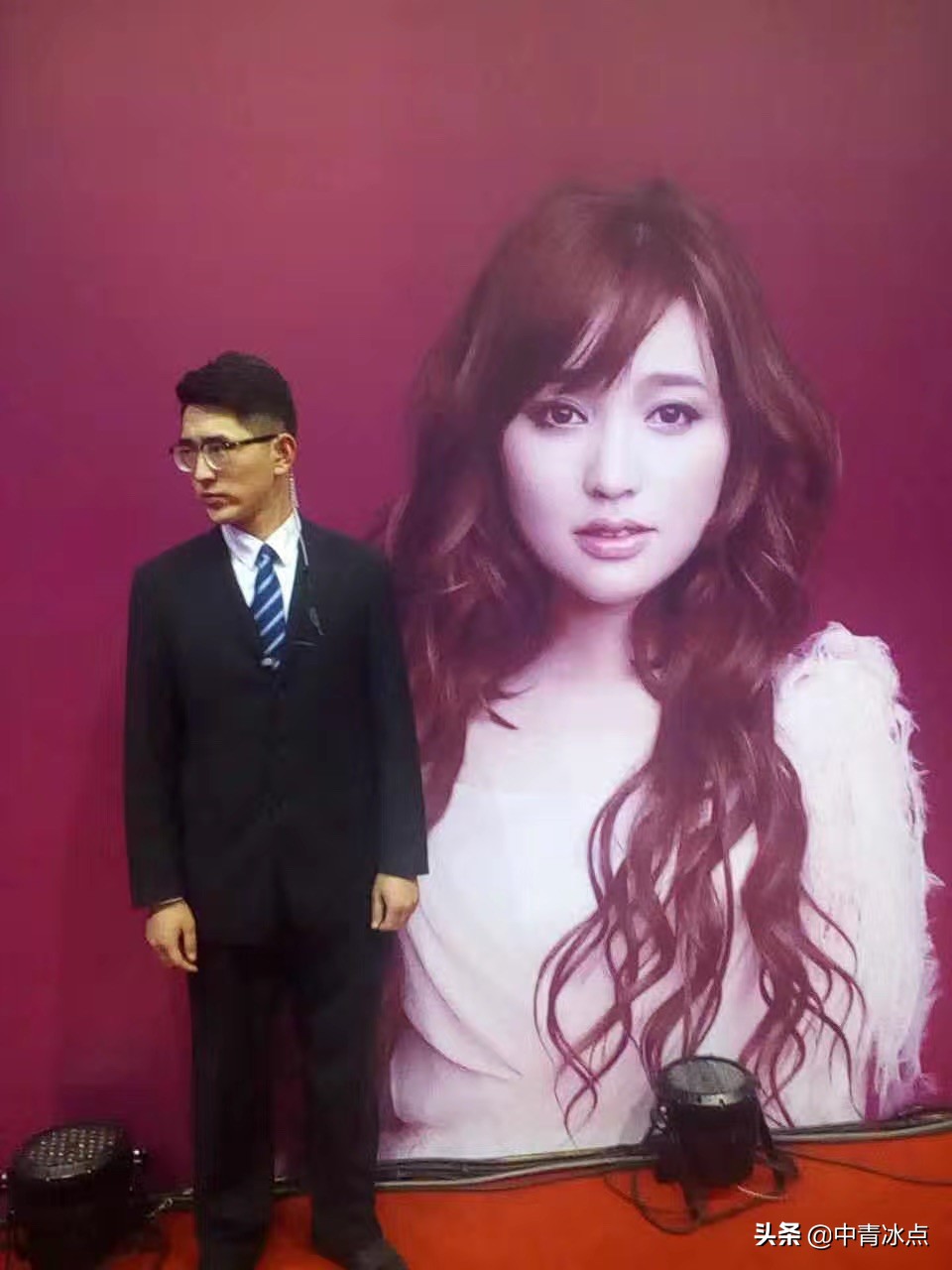 一个内蒙古“五线小城”电影院经理的故事,多排喜剧片,想装中国巨幕,影院还是倒闭了