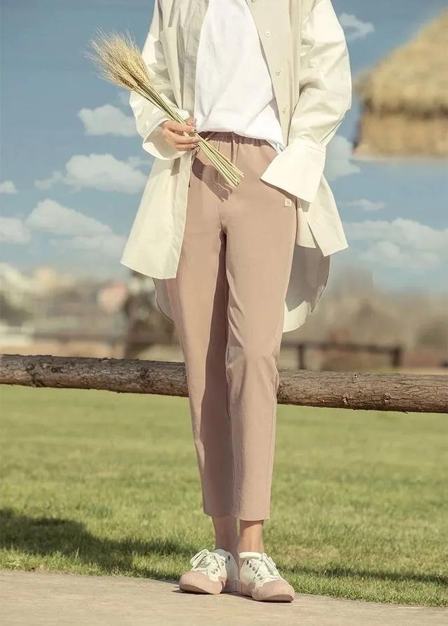 白色修身显瘦冬季裤子穿搭,冬季又显瘦又百搭的女士裤子