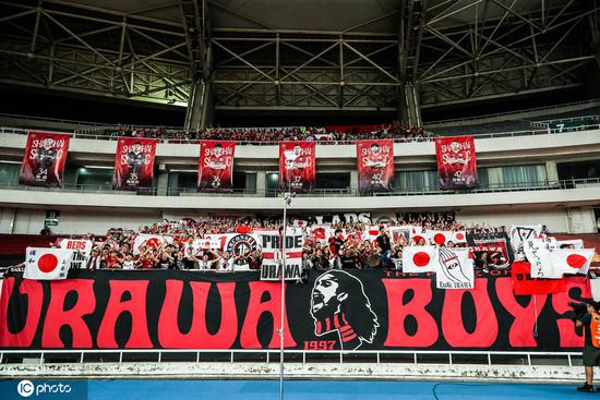 站在看台上,站在看台之上