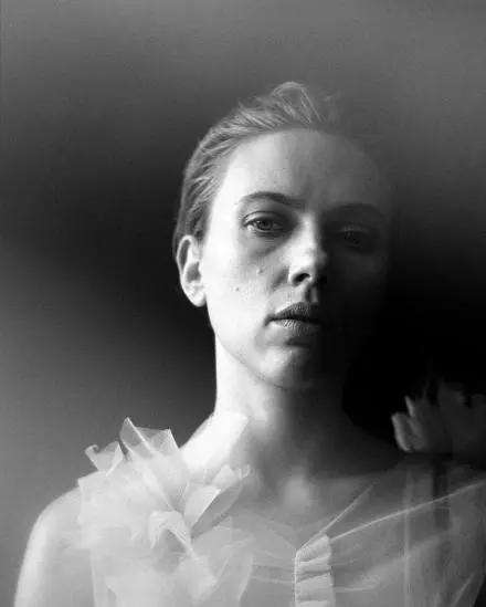 “寡姐”奉献了最好的演出，但它更有可能奥斯卡称帝。