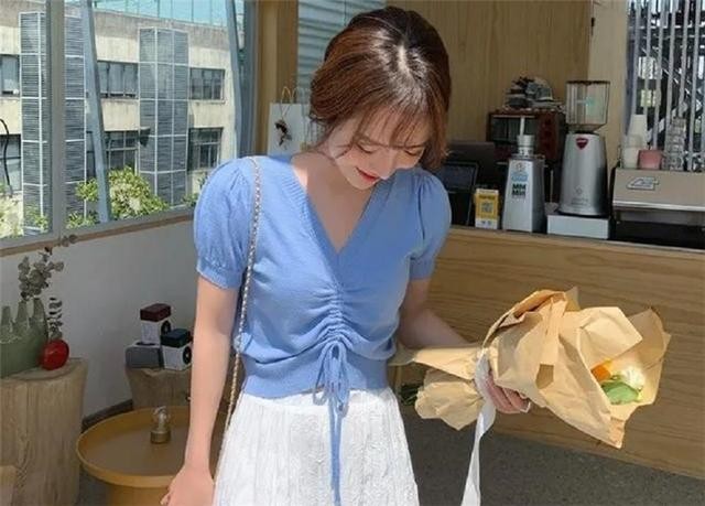 最近火了一种上衣，叫“褶皱衫”，时髦减龄又显贵，照着穿太美了