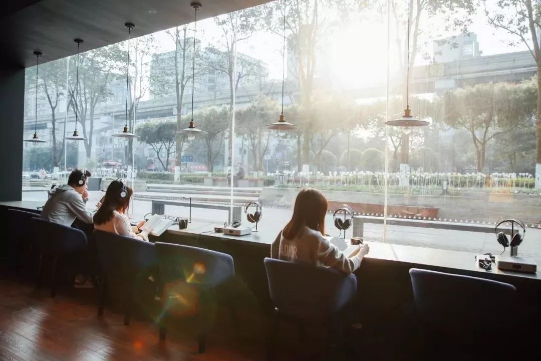 放弃城市40万年薪，夫妻躲进深山造出“最美书店”引600万人围观