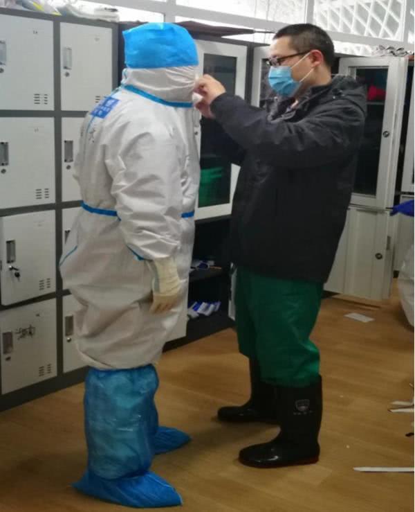 援鄂医疗队脱下防护服全身湿透,援鄂医护人员脱防护服