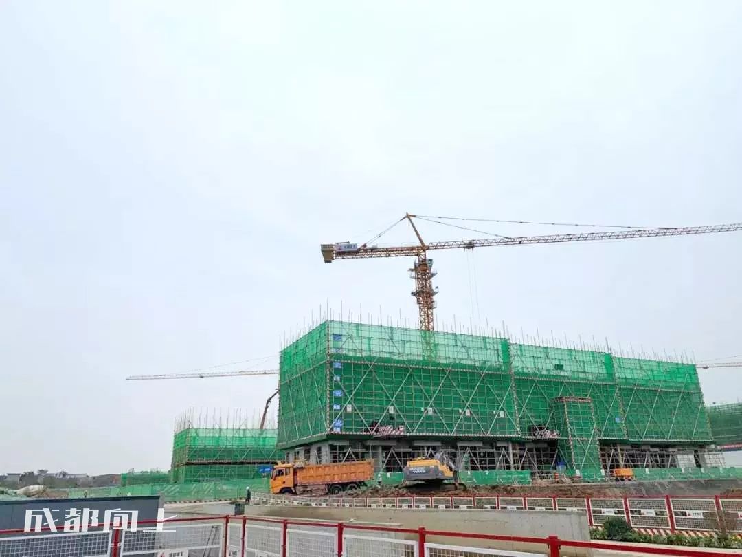 大运村建设火热朝天，成都大学已经上天