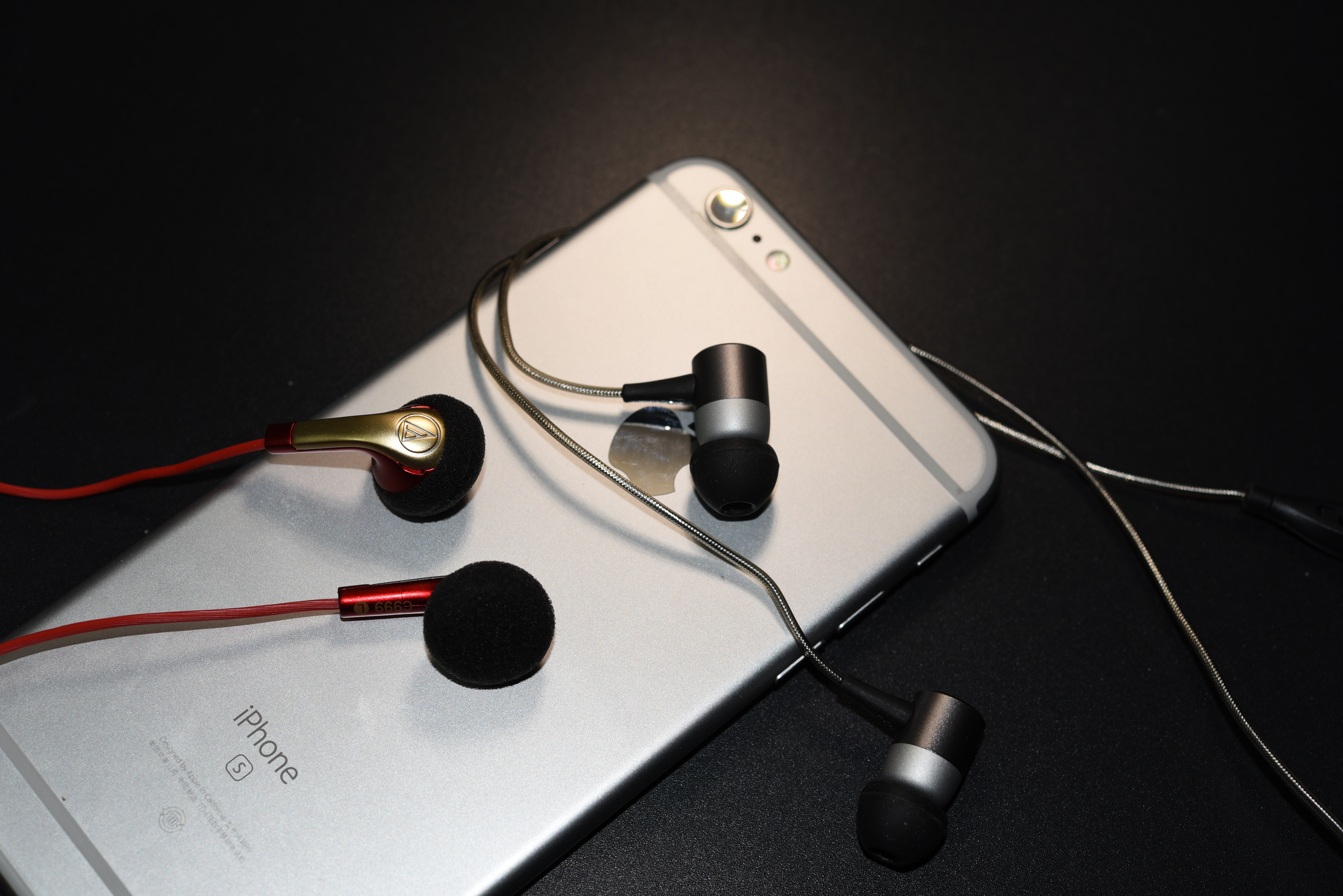 浅入耳耳机和半入耳耳机哪个好,浅入耳式和半入耳式耳机哪个好