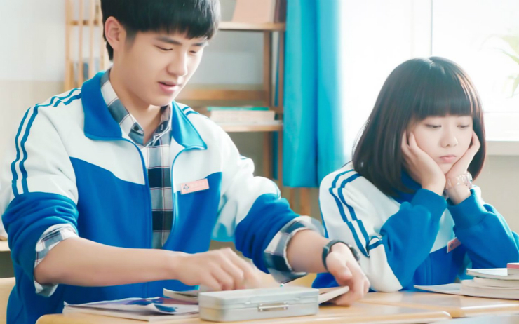 圆脸2022年减龄气质卷发发型中分,大气脸型适合中分发型