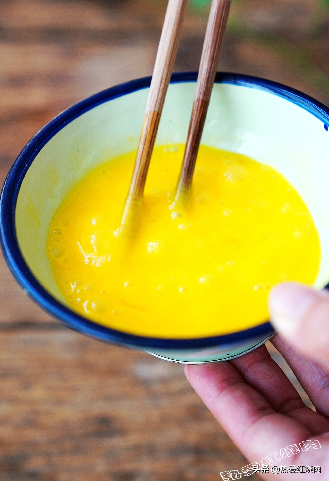 鸡翅最好吃的做法入口酥脆,鸡翅要怎么炸才好吃又有营养