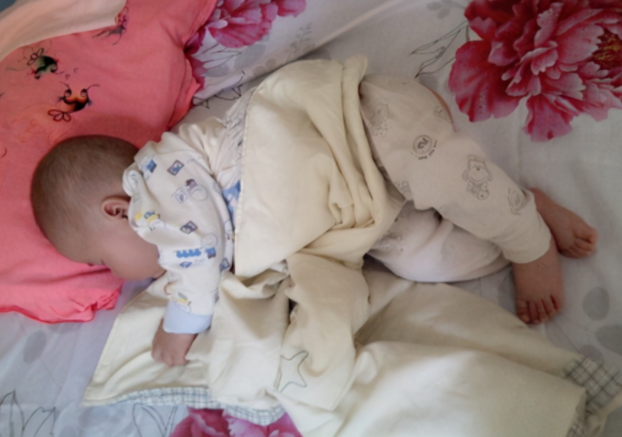 小婴儿身上“香香的”,家长别只顾“吸娃”,要留心不对劲的味道