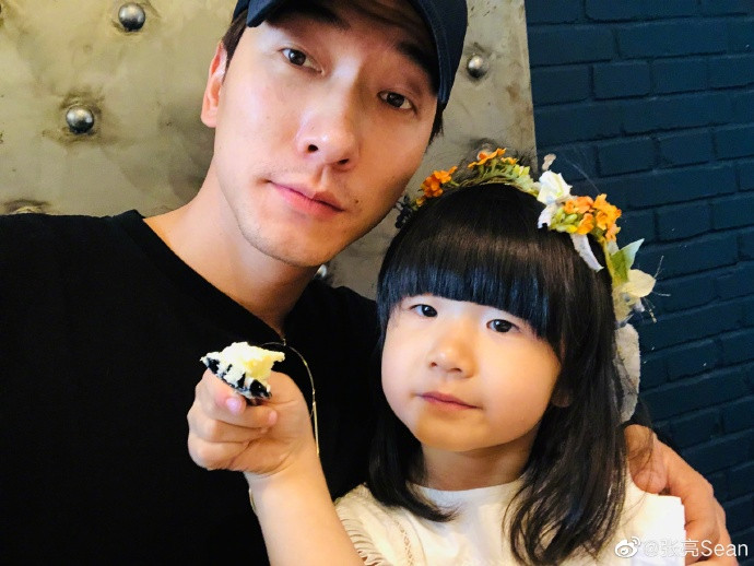 张亮晒女儿生活照,张亮两岁女儿近照曝光萌态十足