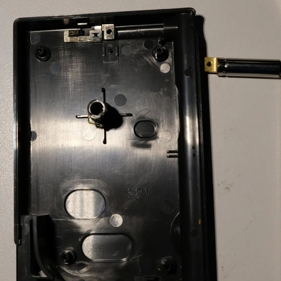 「火腿维修室」修复一台老式SONY收音机天线，他寻求大家的指导