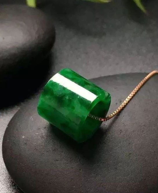 佩戴翡翠路路通的好处是什么,佩戴翡翠挂件改变气运