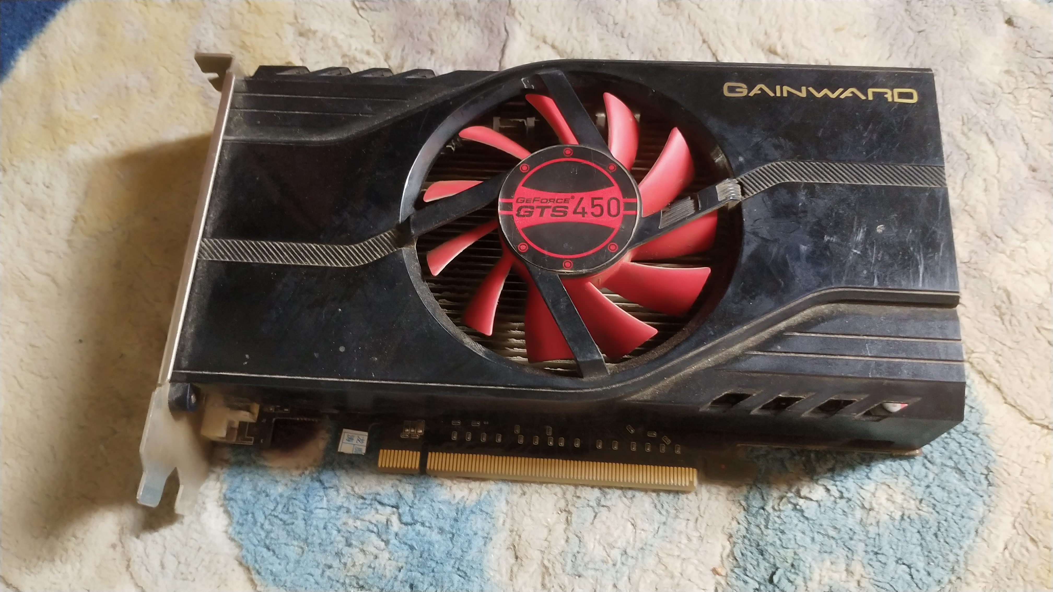 脑瘫小伙用脚详写电脑开机黑屏的原因以及解决方案