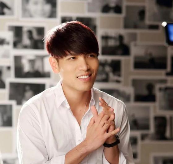 知名歌手疑似遇到麻烦？发诅咒系列术法感叹恶邻，随后秒删惹猜疑