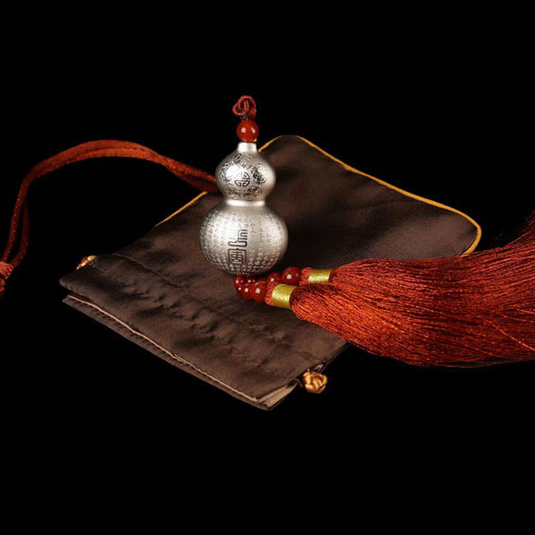 白银为何戴会变白一洗就变黑,白银能长期戴吗