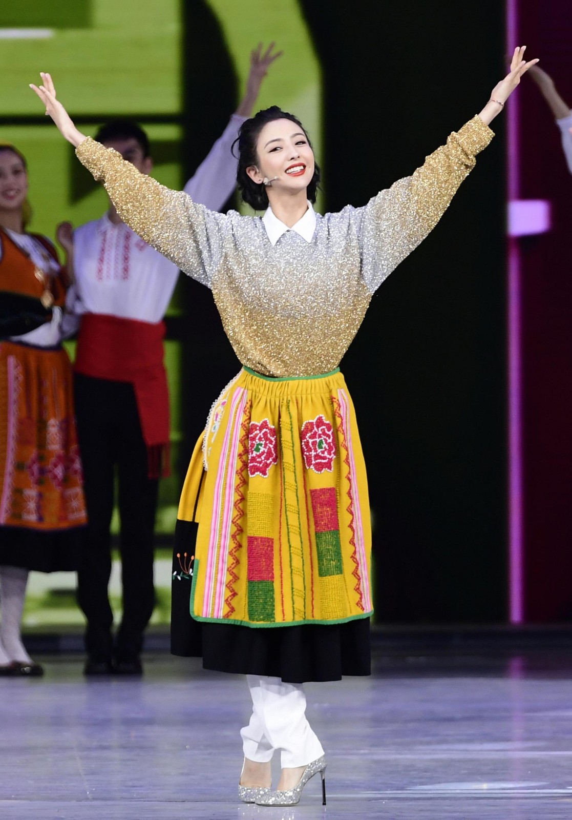 她最胖也只有85斤，亮片上衣扎苹果头，当了妈妈依旧活力十足