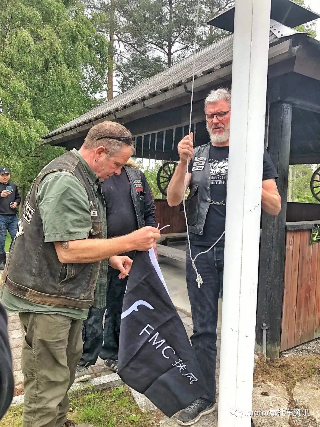 又是来自深圳的摩托车俱乐部！这次他们踏上了北欧的*途征**