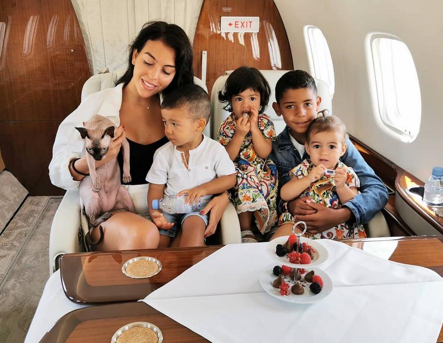 c罗晒出和女友乔治娜的恩爱照片,c罗给乔治娜过生日