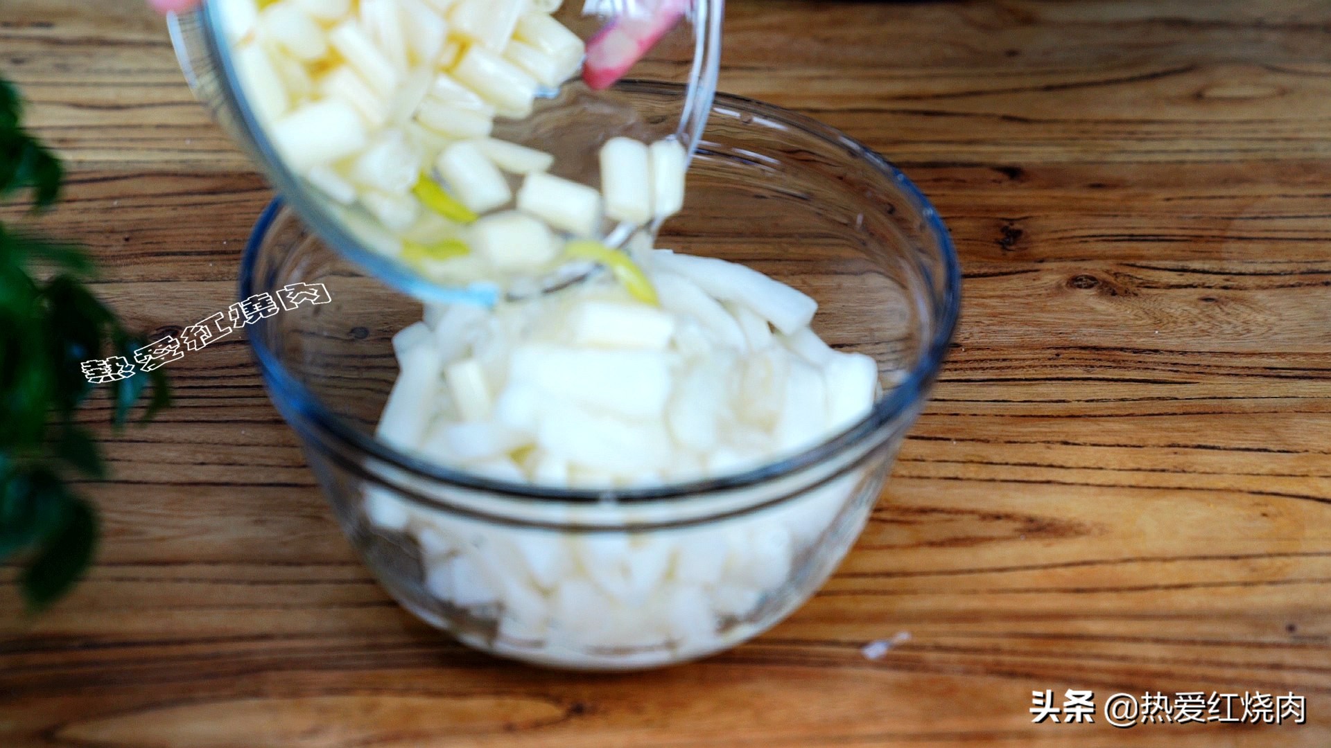 这小吃是湖北特产，加根白萝卜一起泡，又酸又辣还又脆，真好吃