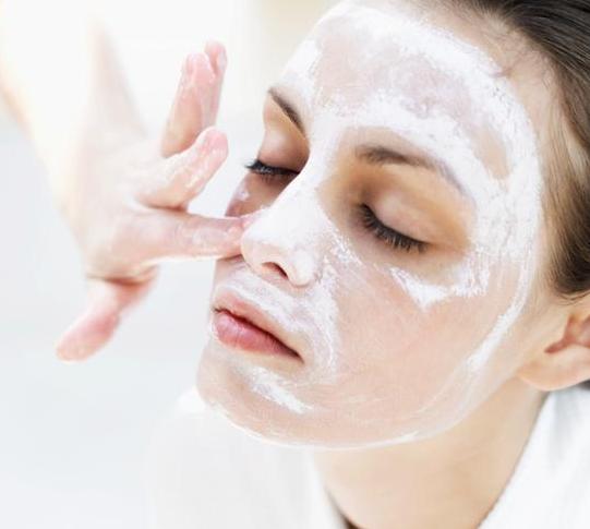 抿嘴上嘴唇很多白色颗粒怎么消除,抿嘴时下嘴有小颗粒是怎么回事