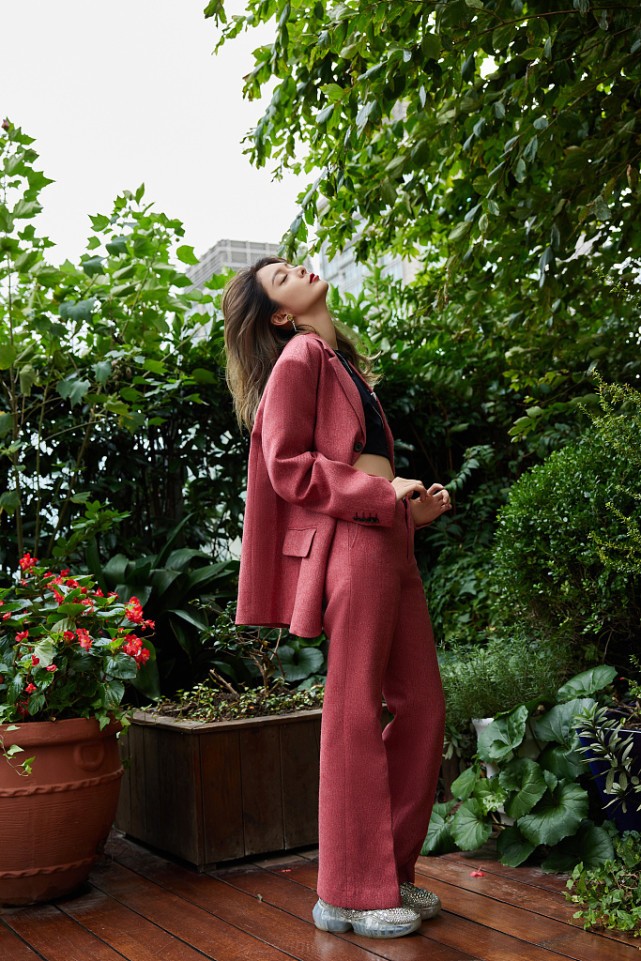 傅菁齐刘海黄裙子,傅菁眼镜西装短发