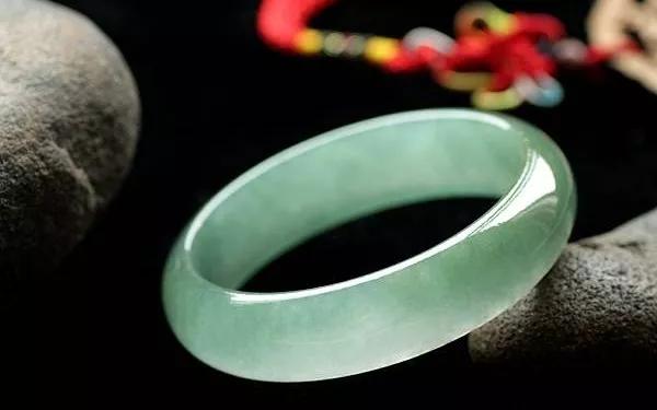 油青翡翠原石的价值,什么是油青翡翠