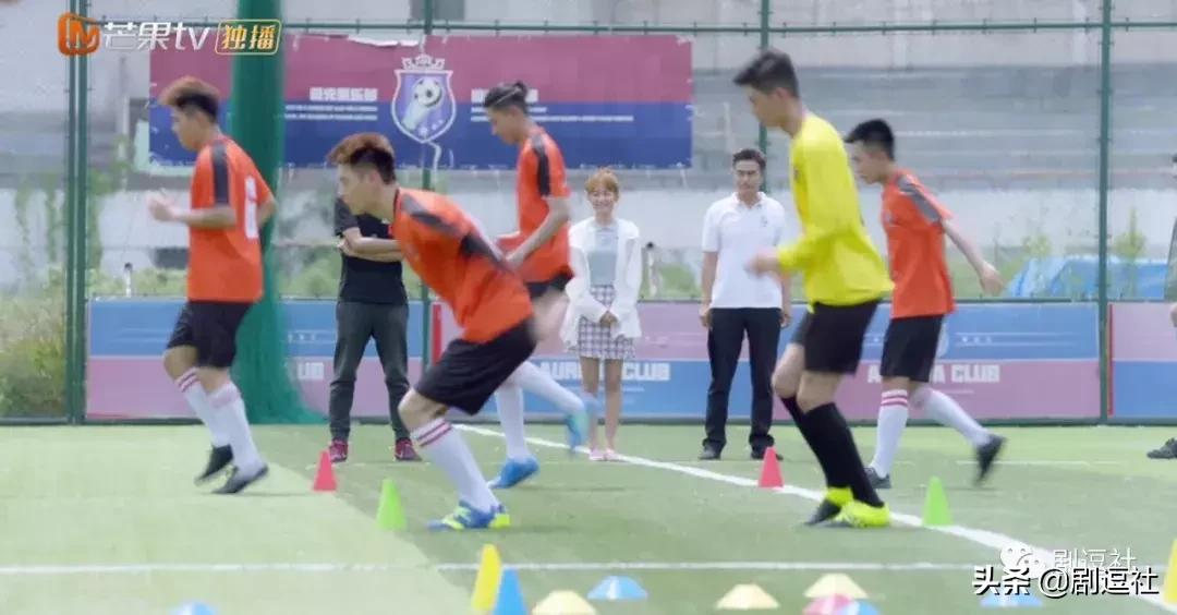 跟一个踢球的男孩子谈恋爱,和几个男神谈恋爱