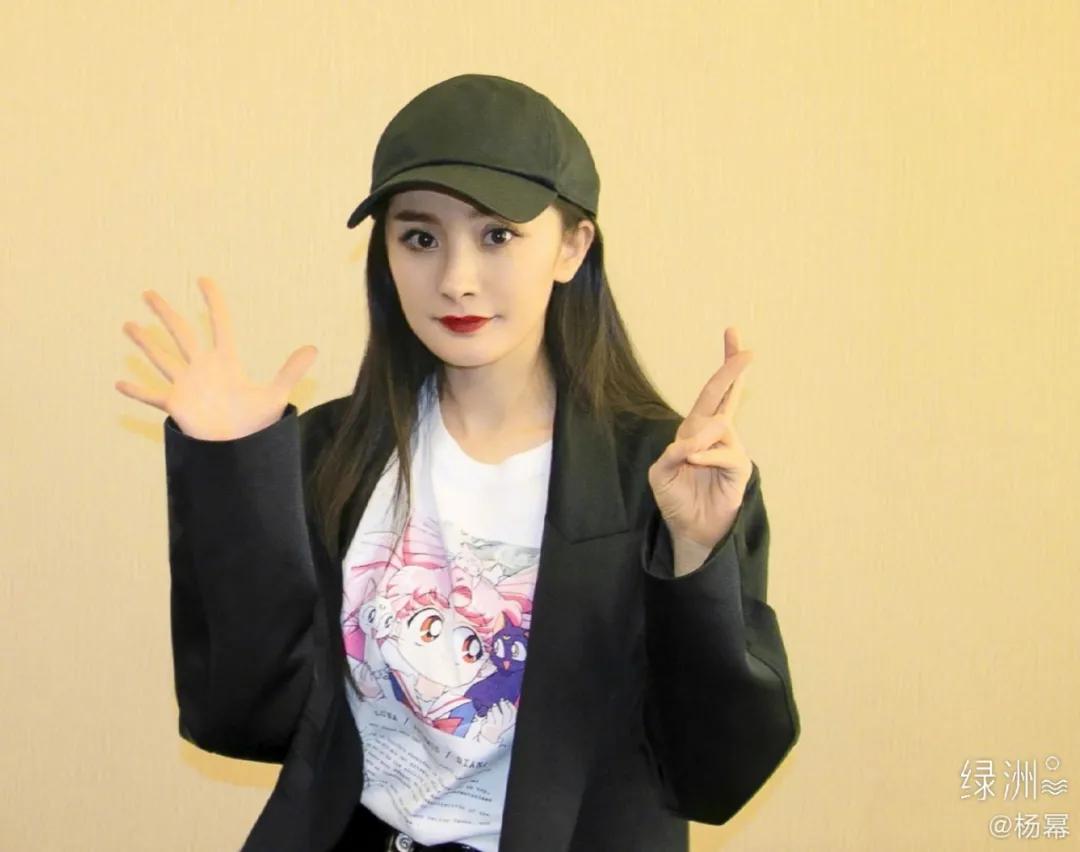 胸大和胸小穿衣服的差距,胸大和胸小穿t恤对比