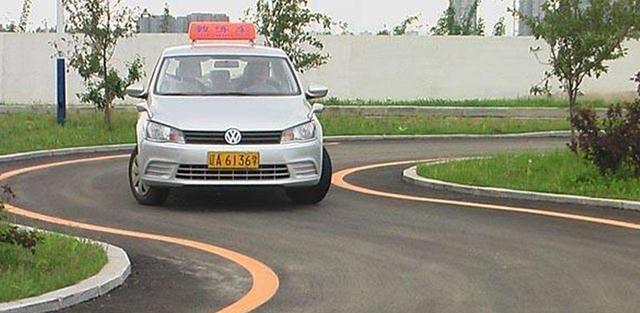 科目二s弯压线扣多少分,科二拐弯后怎么看车身正不正