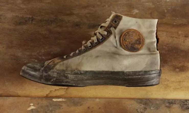 高帮篮球鞋不容易崴脚吗,为什么篮球鞋那么耐磨