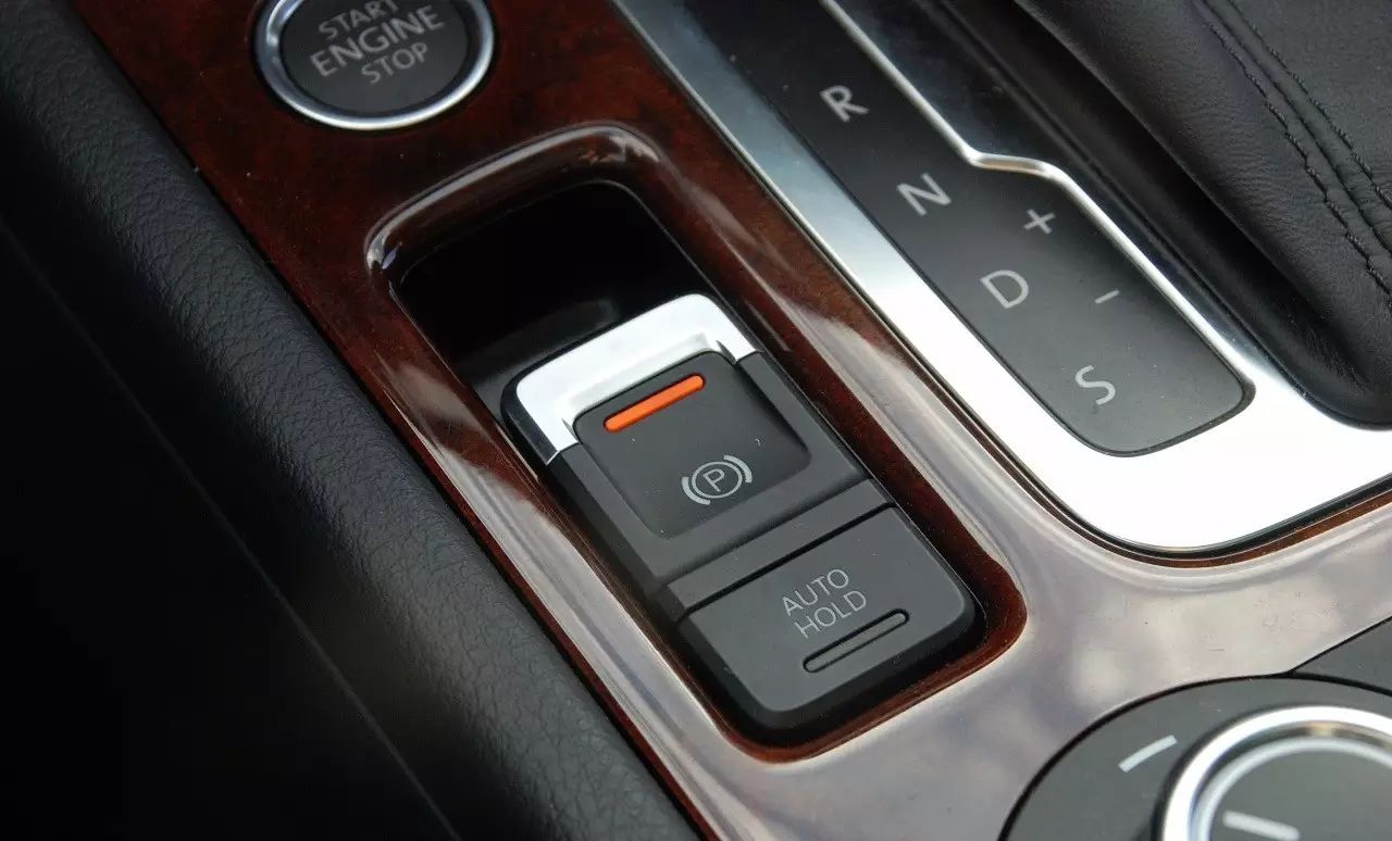 自动挡高速刹车失灵怎么解决,自动挡刹车失灵怎么快速刹车