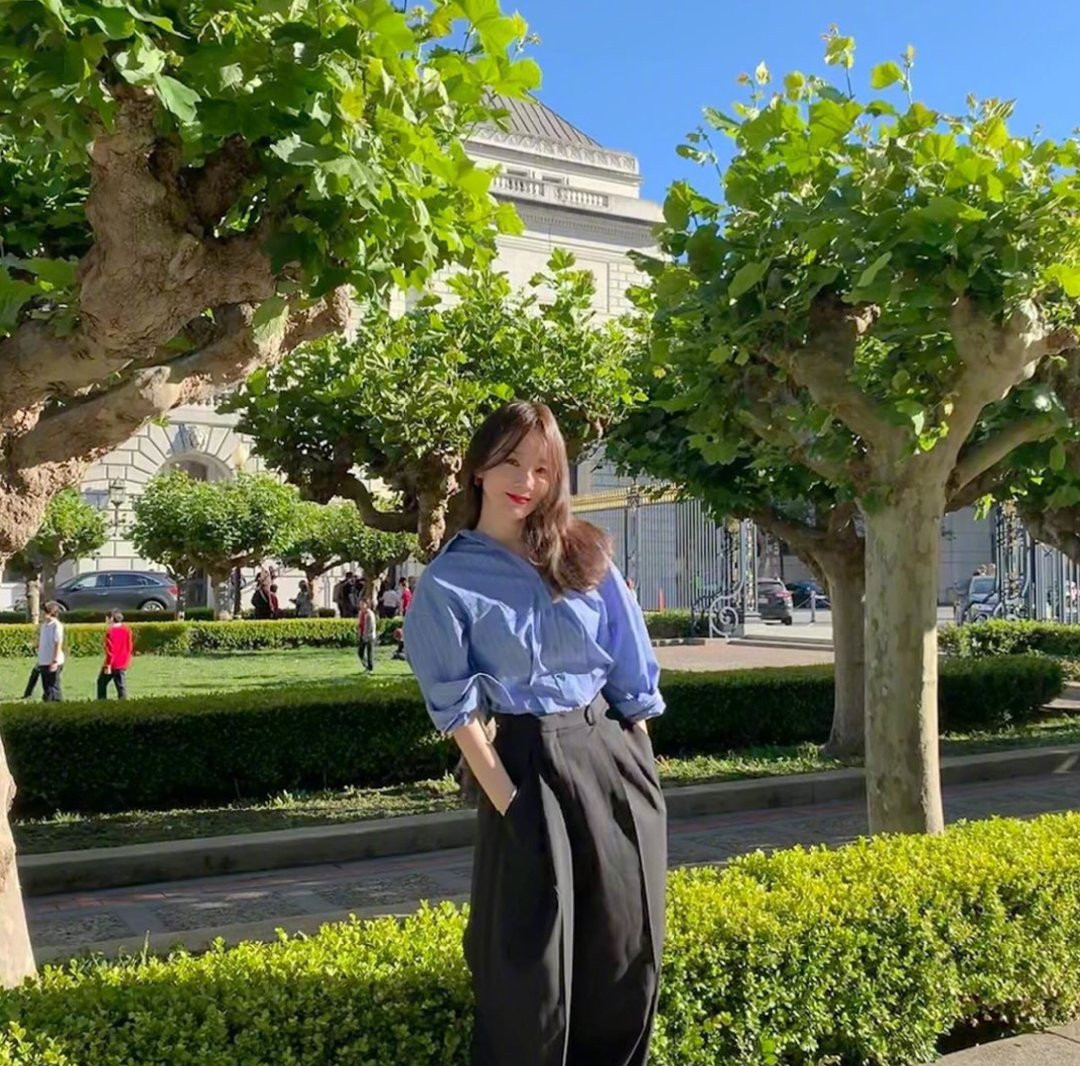 韩国“白富美歌手”姜敏京，人美歌甜还会穿，皮肤白成一道光