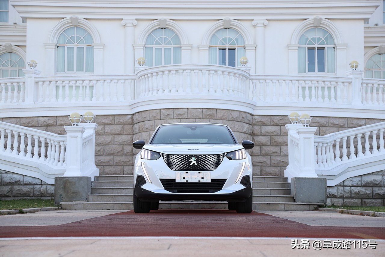 奶帅的面孔，裸眼3D的内容，一身名牌的e2008缺点究竟在哪